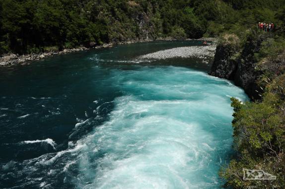Turistas se admiram com a força e a beleza das águas dos Saltos de Petrohué, no Parque Nacional Vicente Pérez Rosales,  região de Puerto Varas, no sul do Chile